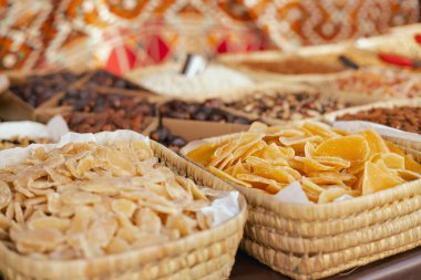 Açık pazarda kurutulmuş meyve satılıyor. Meyve bu süreçte küçülür ve enerji yoğunluğunda küçük bir meyve bırakır. Organik ürünler. Kapatın. Dizinin bir parçası.