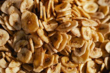 Açık pazarda kurutulmuş meyve satılıyor. Meyve bu süreçte küçülür ve enerji yoğunluğunda küçük bir meyve bırakır. Organik ürünler. Kapatın. Dizinin bir parçası.