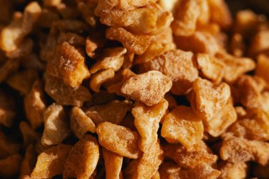 Açık pazarda kurutulmuş meyve satılıyor. Meyve bu süreçte küçülür ve enerji yoğunluğunda küçük bir meyve bırakır. Organik ürünler. Kapatın. Dizinin bir parçası.