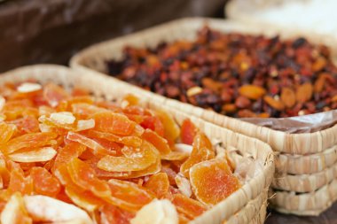 Açık pazarda kurutulmuş meyve satılıyor. Meyve bu süreçte küçülür ve enerji yoğunluğunda küçük bir meyve bırakır. Organik ürünler. Kapatın. Dizinin bir parçası.