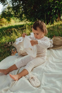 Güneşli bir parkta oynayan mutlu küçük kız. Çocukluk sevinci, Anneler Günü, açık hava aktivitesi, erken öğrenme, hayal gücü, otantik an, duygusal çocukluk, doğal ışık. Bir serinin parçası.