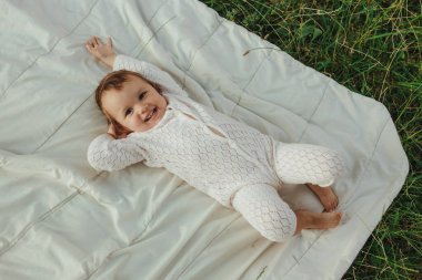 Güneşli bir parkta oynayan mutlu küçük kız. Çocukluk sevinci, Anneler Günü, açık hava aktivitesi, erken öğrenme, hayal gücü, otantik an, duygusal çocukluk, doğal ışık. Bir serinin parçası.