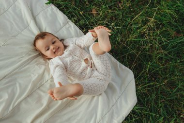 Güneşli bir parkta oynayan mutlu küçük kız. Çocukluk sevinci, Anneler Günü, açık hava aktivitesi, erken öğrenme, hayal gücü, otantik an, duygusal çocukluk, doğal ışık. Bir serinin parçası.