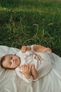 Güneşli bir parkta oynayan mutlu küçük kız. Çocukluk sevinci, Anneler Günü, açık hava aktivitesi, erken öğrenme, hayal gücü, otantik an, duygusal çocukluk, doğal ışık. Bir serinin parçası.