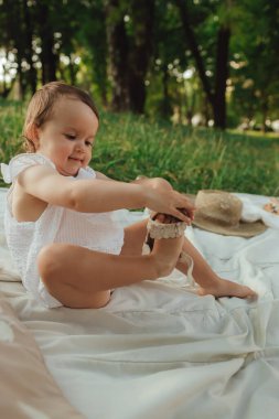 Güneşli bir parkta oynayan mutlu küçük kız. Çocukluk sevinci, Anneler Günü, açık hava aktivitesi, erken öğrenme, hayal gücü, otantik an, duygusal çocukluk, doğal ışık. Bir serinin parçası.