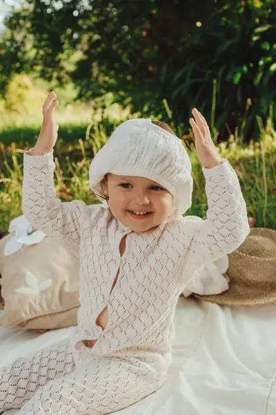 Güneşli bir parkta oynayan mutlu küçük kız. Çocukluk sevinci, Anneler Günü, açık hava aktivitesi, erken öğrenme, hayal gücü, otantik an, duygusal çocukluk, doğal ışık. Bir serinin parçası.