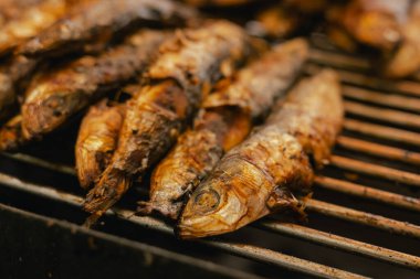 Portekiz 'in Lizbon kentinde düzenlenen Santos Popülares kutlamaları sırasında canlı bir sokak festivalinde ızgara sardalya servis ediliyor. Geleneksel Portekiz yemekleri. Yaklaş, yumuşak odaklan. Bir serinin parçası