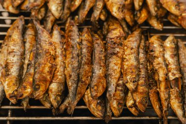 Portekiz 'in Lizbon kentinde düzenlenen Santos Popülares kutlamaları sırasında canlı bir sokak festivalinde ızgara sardalya servis ediliyor. Geleneksel Portekiz yemekleri. Yaklaş, yumuşak odaklan. Bir serinin parçası