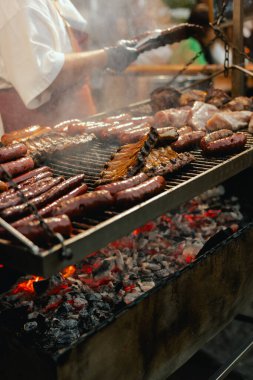 Portekiz 'in Lizbon kentinde düzenlenen Santos Popülares kutlamaları sırasında canlı bir sokak festivalinde ızgara et ve sosis servis ediliyor. Geleneksel Portekiz yemekleri. Yaklaş, yumuşak odaklan. Bir serinin parçası