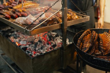 Portekiz 'in Lizbon kentinde düzenlenen Santos Popülares kutlamaları sırasında canlı bir sokak festivalinde ızgara et ve sosis servis ediliyor. Geleneksel Portekiz yemekleri. Yaklaş, yumuşak odaklan. Bir serinin parçası