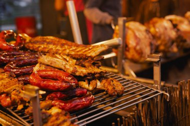 Portekiz 'in Lizbon kentinde düzenlenen Santos Popülares kutlamaları sırasında canlı bir sokak festivalinde ızgara et ve sosis servis ediliyor. Geleneksel Portekiz yemekleri. Yaklaş, yumuşak odaklan. Bir serinin parçası