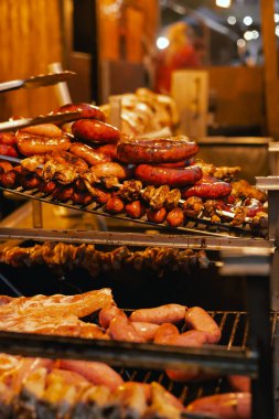 Portekiz 'in Lizbon kentinde düzenlenen Santos Popülares kutlamaları sırasında canlı bir sokak festivalinde ızgara et ve sosis servis ediliyor. Geleneksel Portekiz yemekleri. Yaklaş, yumuşak odaklan. Bir serinin parçası