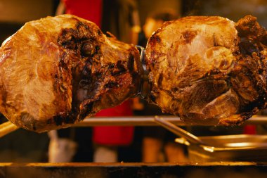 Portekiz 'in Lizbon kentinde düzenlenen Santos Popülares kutlamaları sırasında canlı bir sokak festivalinde ızgara et ve sosis servis ediliyor. Geleneksel Portekiz yemekleri. Yaklaş, yumuşak odaklan. Bir serinin parçası