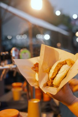 Portekiz 'in Lizbon kentinde düzenlenen Santos Popülares kutlamaları sırasında canlı bir sokak festivalinde ızgara et ve sosis servis ediliyor. Geleneksel Portekiz yemekleri. Yaklaş, yumuşak odaklan. Bir serinin parçası