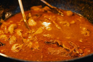 Portekiz 'in Lizbon kentinde düzenlenen Santos Popülares kutlamaları sırasında canlı bir sokak festivalinde ızgara et ve sosis servis ediliyor. Geleneksel Portekiz yemekleri. Yaklaş, yumuşak odaklan. Bir serinin parçası