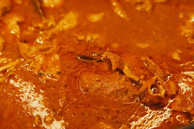 Portekiz 'in Lizbon kentinde düzenlenen Santos Popülares kutlamaları sırasında canlı bir sokak festivalinde ızgara et ve sosis servis ediliyor. Geleneksel Portekiz yemekleri. Yaklaş, yumuşak odaklan. Bir serinin parçası