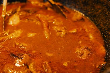 Portekiz 'in Lizbon kentinde düzenlenen Santos Popülares kutlamaları sırasında canlı bir sokak festivalinde ızgara et ve sosis servis ediliyor. Geleneksel Portekiz yemekleri. Yaklaş, yumuşak odaklan. Bir serinin parçası