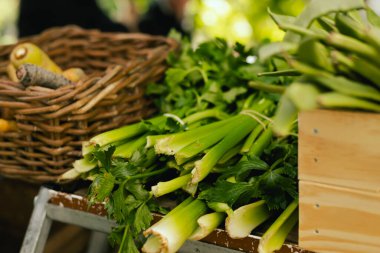 Küçük şehir pazarında taze sebzeler. Organik ürünler açık pazarda satılıyor. Taze ekin ve sebze hasadı satıyorum. Avrupa şehir merkezi. Kapatın. Dizinin bir parçası.