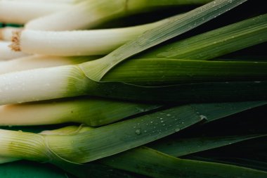 Küçük şehir pazarında taze sebzeler. Organik ürünler açık pazarda satılıyor. Taze ekin ve sebze hasadı satıyorum. Avrupa şehir merkezi. Kapatın. Dizinin bir parçası.