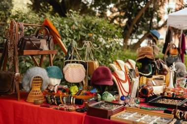 Lizbon 'daki bit pazarı. Garaj satışı, giysileri yeniden kullanma, ikinci el ve eko tüketicisi.