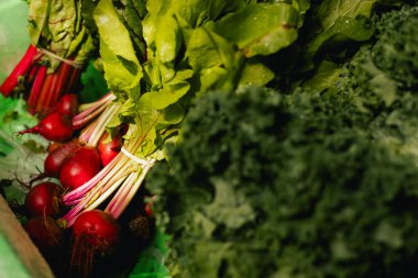 Küçük şehir pazarında taze sebzeler. Organik ürünler açık pazarda satılıyor. Taze ekin ve sebze hasadı satıyorum. Avrupa şehir merkezi. Kapatın. Dizinin bir parçası.