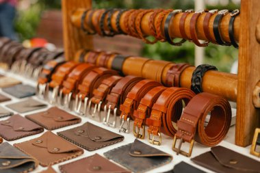 Lizbon 'da bit pazarında deri çantalar. Garaj satışı, giysileri yeniden kullanma, ikinci el ve eko tüketicisi.