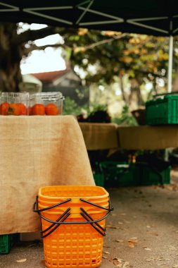 Yerel çiftçi pazarındaki sebze sepetlerini kapatın. Kapat.