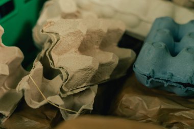 Yerel çiftçi pazarındaki sebze paketlerini kapatın. Kapat..