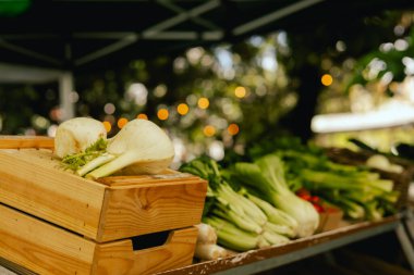 Küçük şehir pazarında taze sebzeler. Organik ürünler açık pazarda satılıyor. Taze ekin ve sebze hasadı satıyorum. Avrupa şehir merkezi. Kapatın. Dizinin bir parçası.