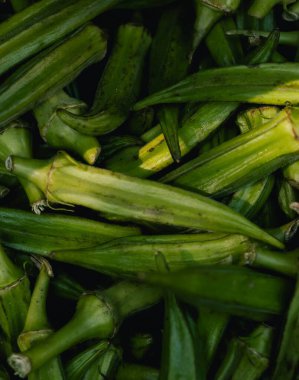 Küçük şehir pazarında taze sebzeler. Organik ürünler açık pazarda satılıyor. Taze ekin ve sebze hasadı satıyorum. Avrupa şehir merkezi. Kapatın. Dizinin bir parçası.