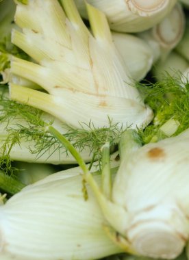 Küçük şehir pazarında taze sebzeler. Organik ürünler açık pazarda satılıyor. Taze ekin ve sebze hasadı satıyorum. Avrupa şehir merkezi. Kapatın. Dizinin bir parçası.