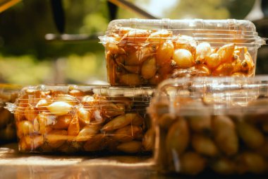 Küçük bir markette plastik kutularda taze soğan. Organik ürünler açık pazarda satılıyor. Taze ekin ve sebze hasadı satıyorum. Dizinin bir parçası.