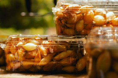 Küçük bir markette plastik kutularda taze soğan. Organik ürünler açık pazarda satılıyor. Taze ekin ve sebze hasadı satıyorum. Dizinin bir parçası.