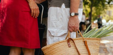 Çiftçi pazarında sebze ve sebzelerle el ele tutuşun. Olgun Kadın Müşteri Dükkanı 'ndan alışveriş yapıyor. Kapatın. Dizinin bir parçası.
