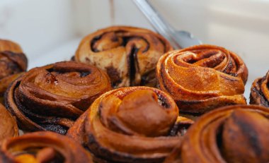 Tatlı tarçınlı börekler yerel bir Portekiz fırınında bir masada. Sağlıklı beslenme ve geleneksel fırın konsepti. Kapatın. Dizinin bir parçası.