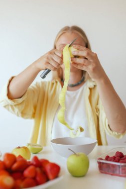 Mutfağında sağlıklı bir son sınıf öğrencisi var. Evde kendine sağlıklı vejetaryen yemekleri servis eden olgun bir kadın. Yaşlı vücuduna bakan bir kadın bitkisel beslenir..