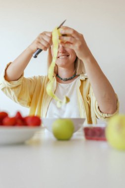 Mutfağında sağlıklı bir son sınıf öğrencisi var. Evde kendine sağlıklı vejetaryen yemekleri servis eden olgun bir kadın. Yaşlı vücuduna bakan bir kadın bitkisel beslenir..