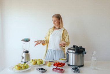 Mutfağında sağlıklı bir son sınıf öğrencisi var. Evde kendine sağlıklı vejetaryen yemekleri servis eden olgun bir kadın. Yaşlı vücuduna bakan bir kadın bitkisel beslenir..