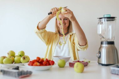 Mutfağında sağlıklı bir son sınıf öğrencisi var. Evde kendine sağlıklı vejetaryen yemekleri servis eden olgun bir kadın. Yaşlı vücuduna bakan bir kadın bitkisel beslenir..