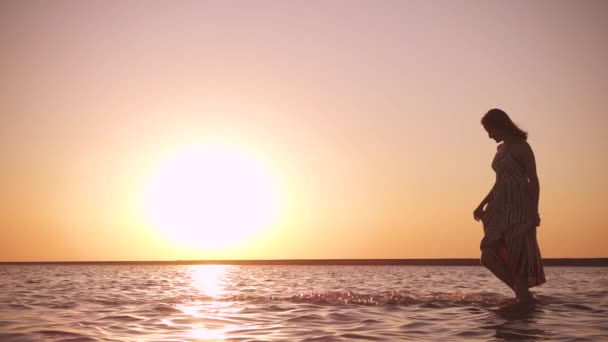 Young Girl Standing Sea Making Splashes Red Lignt Setting Sun — Stock Video