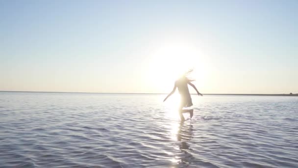 Счастливая Девочка Бегает Наслаждается Морем Закате — стоковое видео