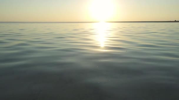 Dość Morskiej Powierzchni Oświetlonej Promieniami Słońca Zachodzącego Letniego Słońca — Wideo stockowe