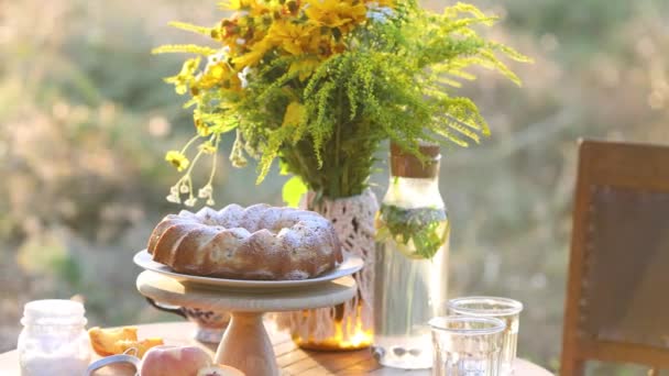 Tischdekoration Mit Sommerlichem Pfirsichkuchen Blumenstrauß Limonade Und Gläsern Einem Von — Stockvideo
