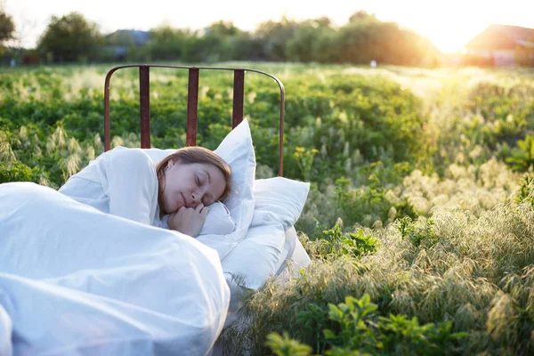 Ragazza Che Dorme Nel Letto Campo Verde Sonno Sano Natura — Foto Stock