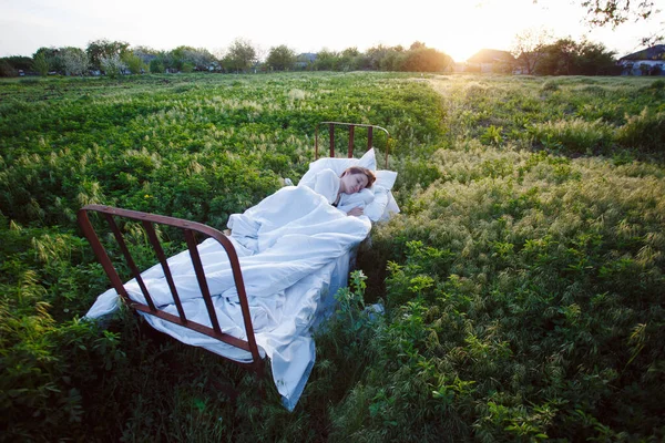 Ragazza Che Dorme Nel Letto Campo Verde Sonno Sano Natura — Foto Stock