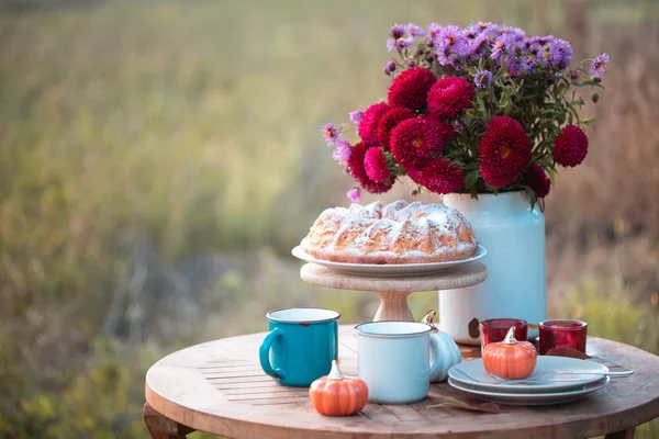 Podzimní Nálada Čaj Zahradě Jablečný Koláč Čaj Velikonoční Kytici Dýňové — Stock fotografie
