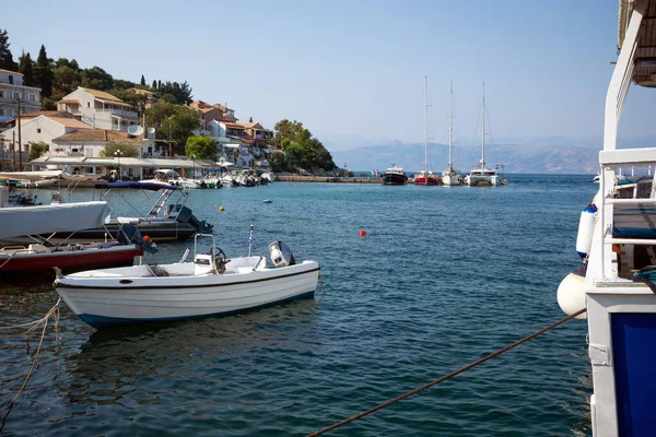 Barche Nella Baia Una Piccola Città Greca Sull Isola Corf — Foto Stock