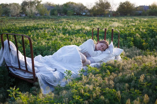 緑の野のベッドで寝てる女の子 自然の中での健康な睡眠 — ストック写真