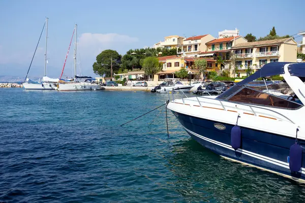 Boote Der Bucht Einer Griechischen Kleinstadt Auf Der Insel Corf — Stockfoto