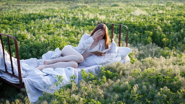 Lány Olvas Egy Könyvet Ágyban Mezők Között Napsütésben — Stock Fotó